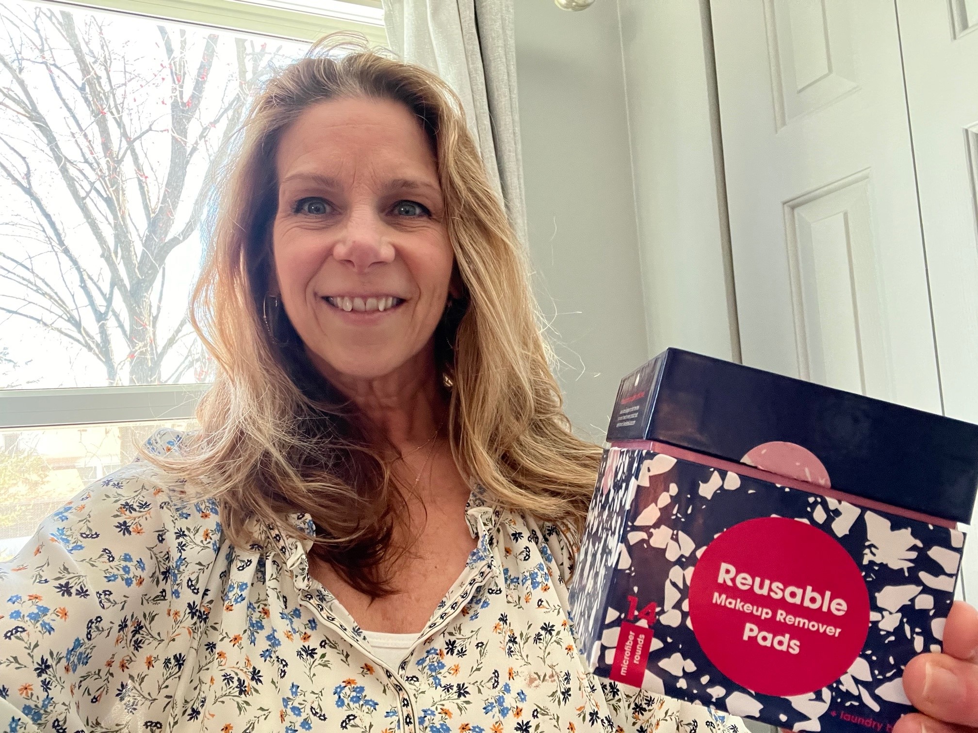 Michelle Bryson holding up a box of reusable makeup remover pads